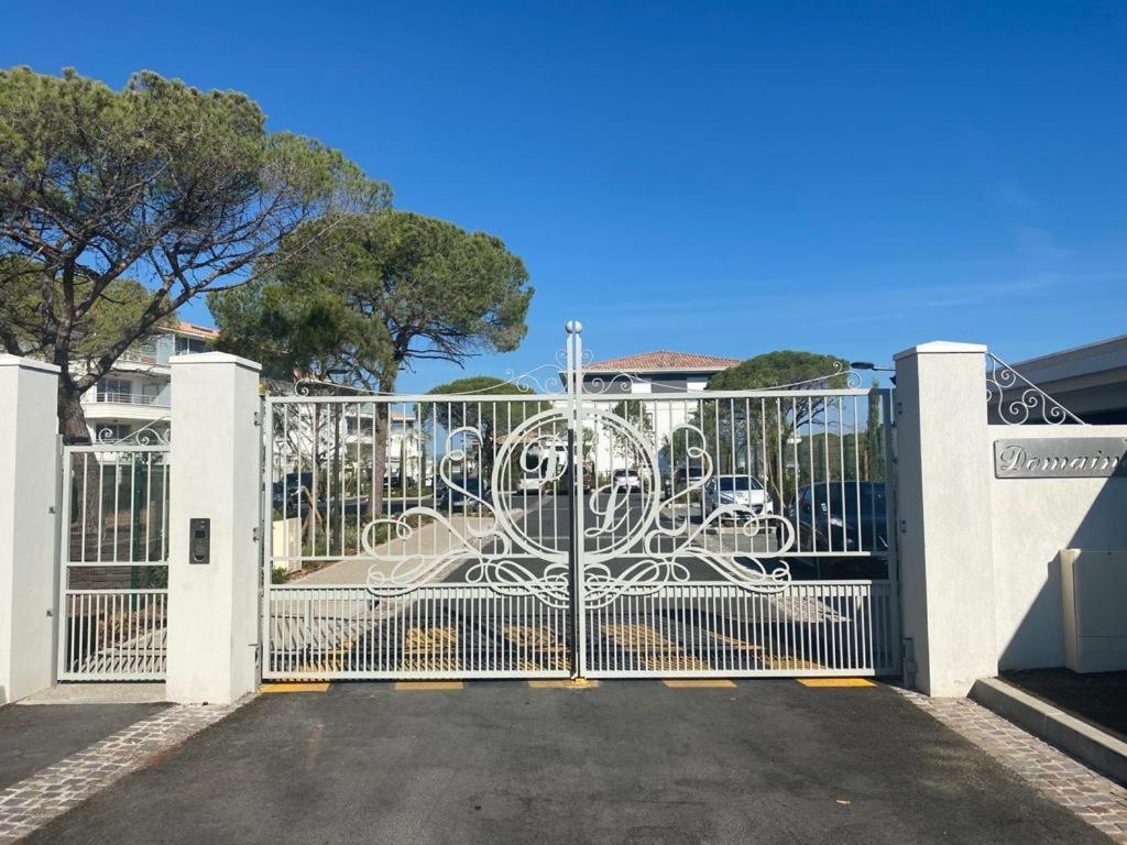 Appartement Neuf Moderne Avec Piscine ピュジェ・シュル・アルジャン エクステリア 写真